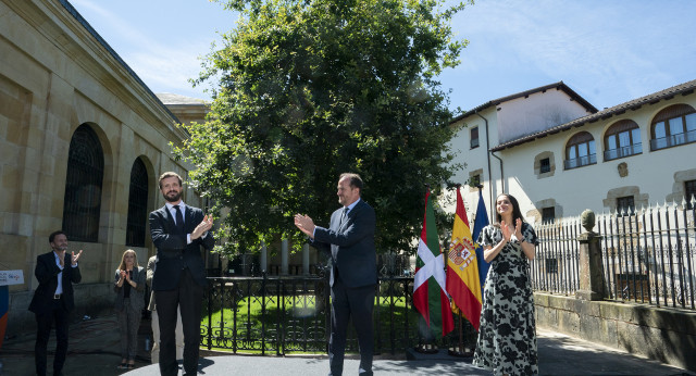 Pablo Casado junto a Carlos Iturgaiz e Inés Arrimadas desde Gernika 