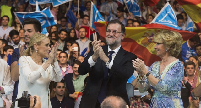 Mariano Rajoy, Cristina Cifuentes y Esperanza Aguirre en el Palacio de los Deportes de Madrid