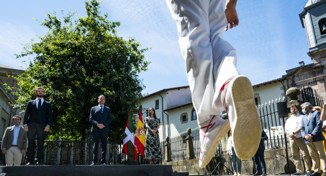 Pablo Casado junto a Carlos Iturgaiz e Inés Arrimadas desde Gernika 