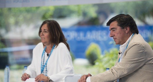 Bermúdez de Castro y Beatriz Escudero en la Escuela de Verano 2014