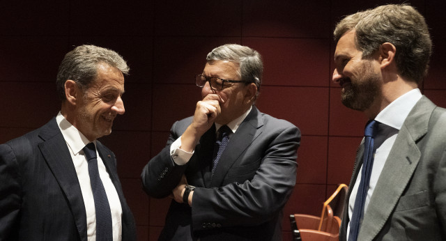 Pablo Casado junto a Sarkozy y Barroso.