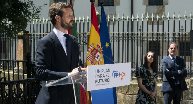 Pablo Casado junto a Carlos Iturgaiz e Inés Arrimadas desde Gernika