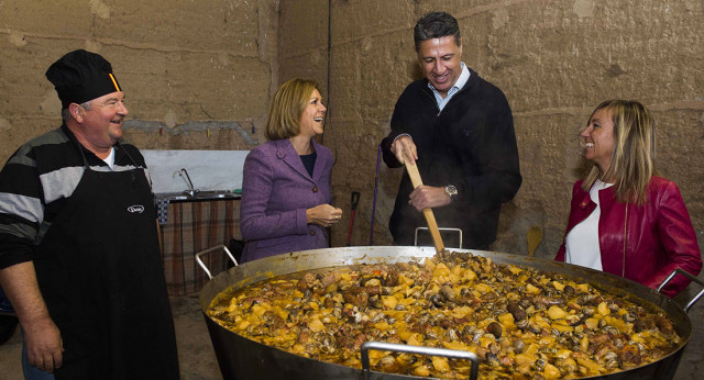 Mª Dolores Cospedal y Xavier García Albiol en la visita a una vaquería en Vallfogona de Balaguer (Lleida)