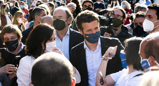 Pablo Casado e Isabel Díaz Ayuso a su llegada al acto de inicio de campaña en Madrid