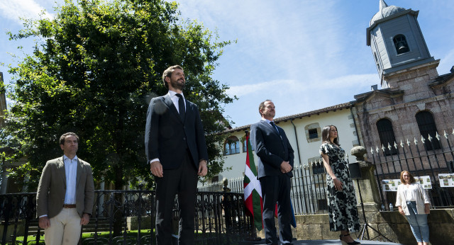 Pablo Casado junto a Carlos Iturgaiz e Inés Arrimadas desde Gernika