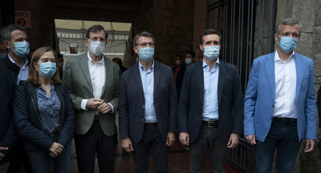 Jaime de Olano, Ana Pastor, Mariano Rajoy, Alberto Núñez Feijóo, Pablo Casado y Alfonso Rueda en el acto central de campaña