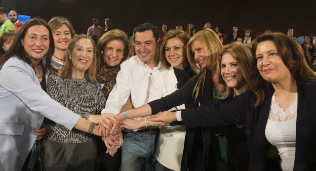 Las mujeres del PP con Juanma Moreno en el acto "Cuestión de Iguales"