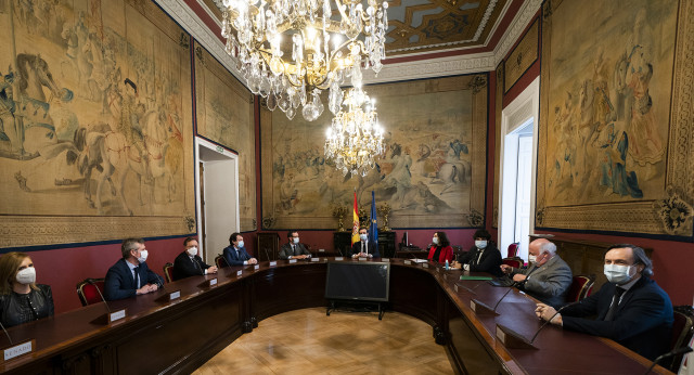 Pablo Casado atiende a los medios en el Senado