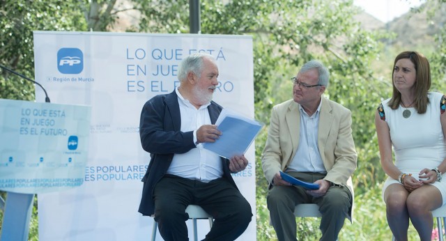 Miguel Arias Cañete con el programa electoral en Murcia