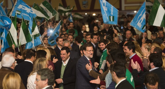 Mariano Rajoy y Juanma Moreno a su llegada saludando al público asistente al acto de presentación