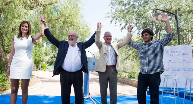 Arias Cañete y Ramón Luis Valcárcel al final del acto