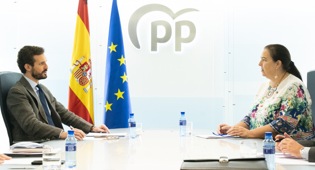 El presidente del Partido Popular, Pablo Casado, en reunión con la AVT