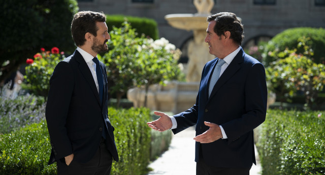 Pablo Casado y Antonio Garamendi, presidente de la CEOE, a su llegada a las Jornadas Activemos España con Europa