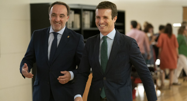 Pablo Casado y Javier Esparza, presidentes del Partido Popular y de UPN, respectivamente.
