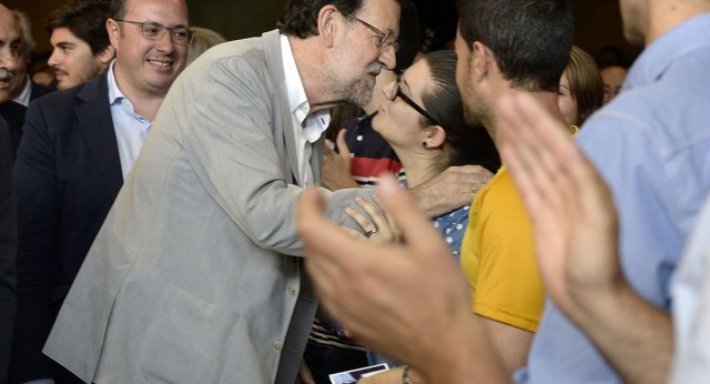 Rajoy saludando a una de las asistentes al mitin en Murcia