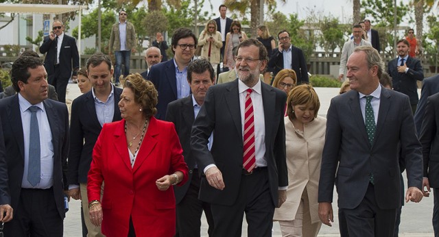 Mariano Rajoy, Alberto Fabra y Rita Barberá pasean por la Malvarosa