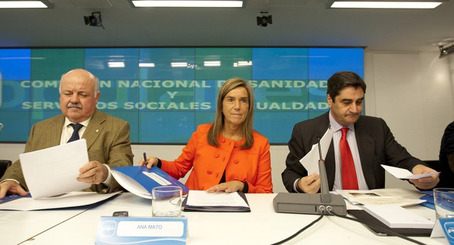 La Ministra de Sanidad, Asuntos Sociales e Igualdad, Ana Mato junto al Consejero de Sanidad de Castilla la Mancha, José Ignacio Echániz