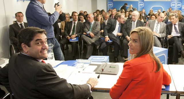 Ana Mato junto a José Ignacio Echániz y el resto de miembros de la Comisión Nacional de Sanidad