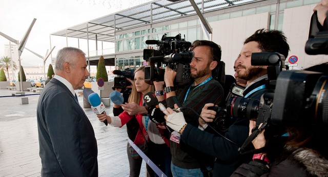 Javier Arenas atiende a los medios de comunicación