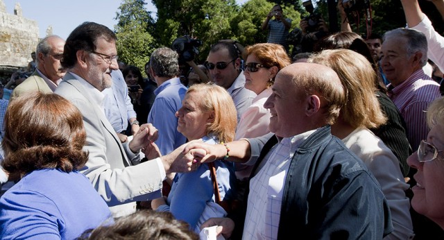 Mariano Rajoy saluda a los asistentes al acto