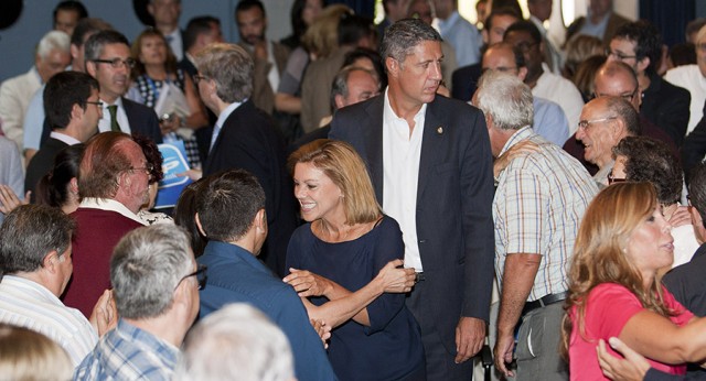 María Dolores de Cospedal saluda a los asistentes