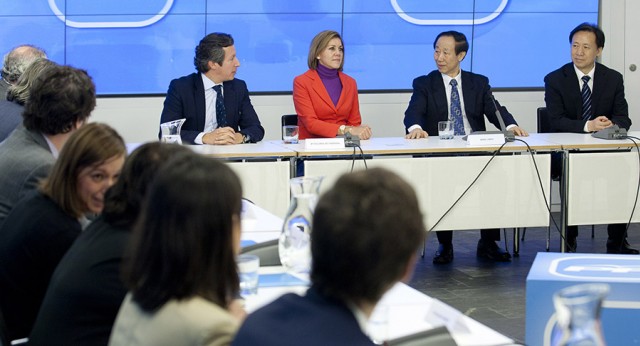 María Dolores de Cospedal y Carlos Floriano mantienen un encuentro con la delegación china