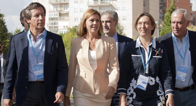 María Dolores de Cospedal con Carlos Floriano y Javier Arenas a su llegada