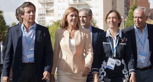 María Dolores de Cospedal con Carlos Floriano y Javier Arenas a su llegada