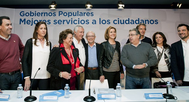 Mesa del acto Gobiernos populares: Mejores servicios a los ciudadanos