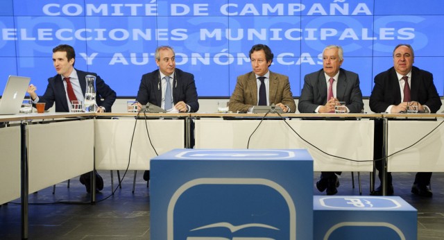 Pablo Casado, Juan Carlos Vera, Carlos Floriano, Javier Arenas y Vicente Tirado en la primera reunión del Comité de Campaña