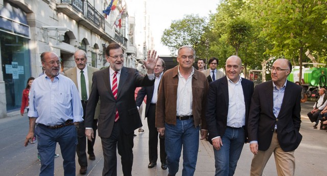 Mariano Rajoy camina junto a González Pons por Valladolid