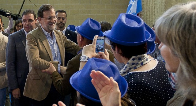 Mariano Rajoy saluda a los asistentes al acto en Cuenca