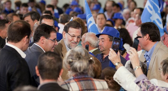 Mariano Rajoy saluda a los asistentes al acto en Cuenca