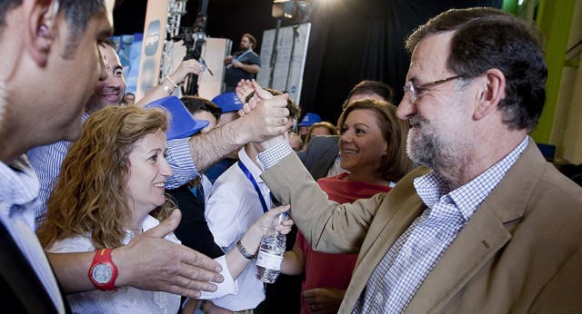 Mariano Rajoy y María Dolores de Cospedal saludan a los asistentes al acto