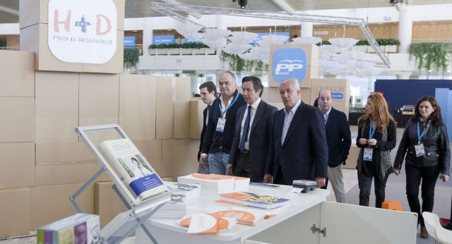 El Vicesecretario General de Política Territorial y Autonómica, Javier Arenas, junto a Carlos Floriano y Esteban González Pons, visitando el Stand de Humanismo y Democracia