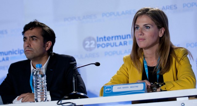 La Vicesecretaria de Política Municipal del PP de Andalucía, Ana María Mestre junto a José Manuel Rey Varela durante las intervenciones en la 22 Intermunicipal Popular