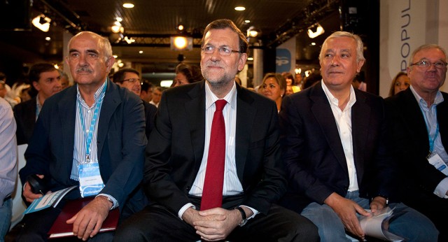 Mariano Rajoy entre Alberto Garre y el Vicesecretario de Política Autonómica y Local durante la clausura de la 22 Intermunicipal Popular