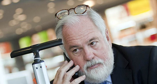 Miguel Arias Cañete en el aeropuerto de La Coruña