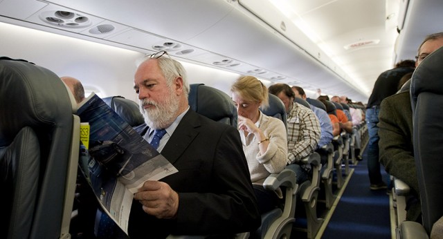 Miguel Arias Cañete en el vuelo de Coruña a Madrid