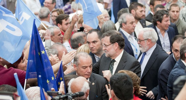 Mariano Rajoy y Miguel Arias Cañete saludan a los asistentes al acto de Valencia