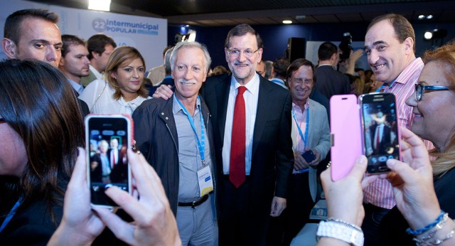 Mariano Rajoy junto a varios asistentes a la 22 Intermunicipal Popular