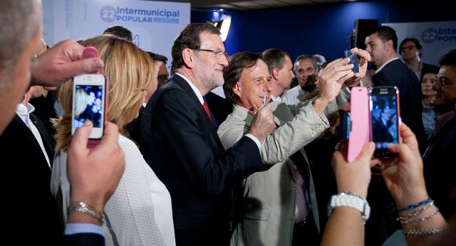 El Presidente Mariano Rajoy junto a varios asistentes durante la clausura