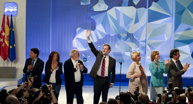 Ignacio González, Ana Botella, Miguel Arias Cañete, Mariano Rajoy, Esperanza Aguirre, María Dolores de Cospedal y Carlos Floriano en el acto de cierre de campaña