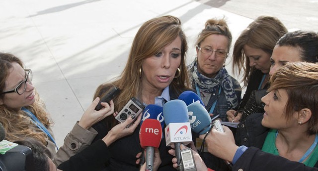 Alicia Sánchez-Camacho atiende a los medios de comunicación.
