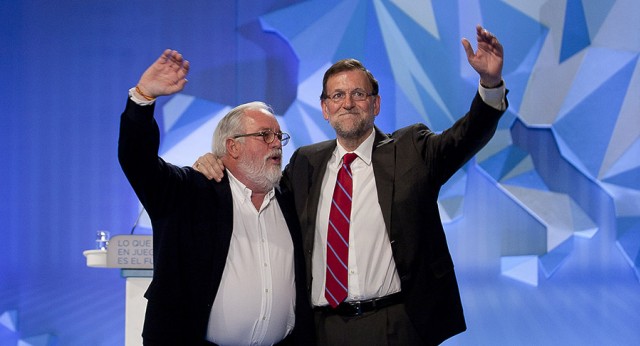 Mariano Rajoy con Miguel Arias Cañete en el acto de cierre de campaña en Madrid