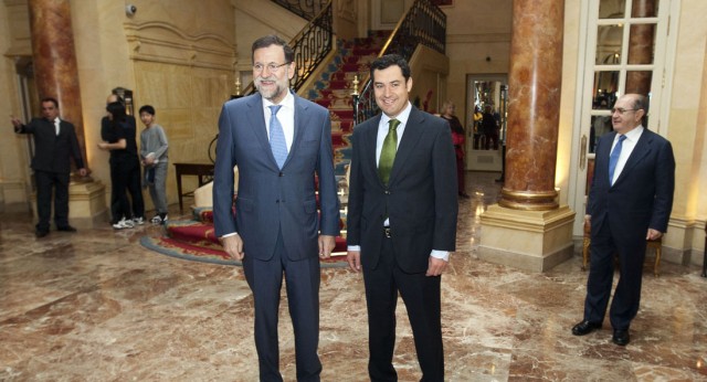 Mariano Rajoy y Juanma Moreno en Forum Europa 