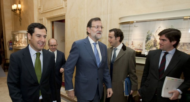 Juanma Moreno en Forum Europa junto a Mariano Rajoy 