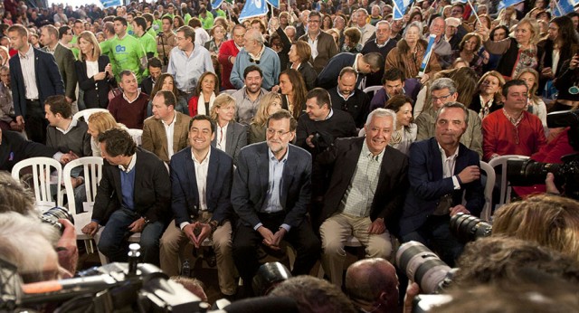 Mariano Rajoy con Juanma Moreno y Javier Arenas en el acto de Sevilla
