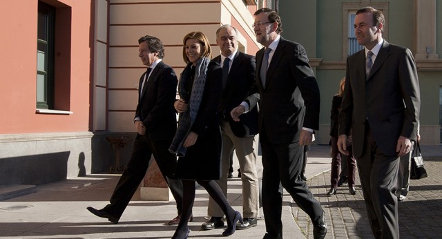 Mariano Rajoy con Manfred Weber, María Dolores de Cospedal, Carlos Floriano y Esteban González Pons a su llegada 