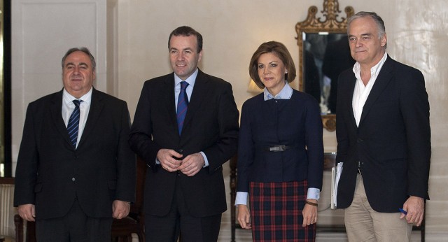María Dolores de Cospedal con Vicente Tirado, Manfred Weber y Esteban González Pons